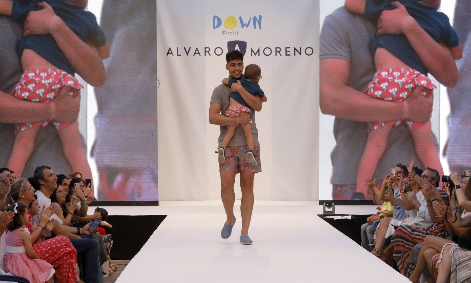 El desfile de Álvaro Moreno con chicos Down de la «Shopping Night» de Córdoba, en imágenes