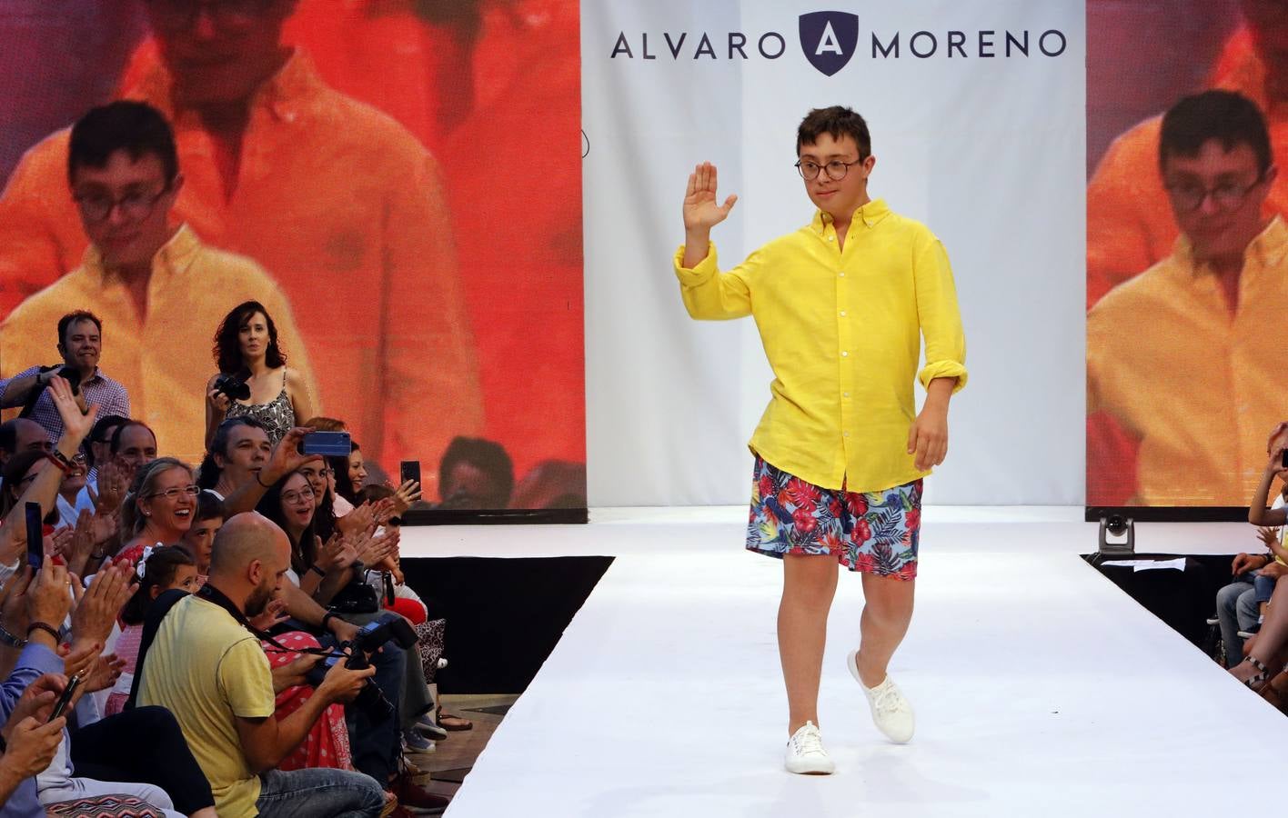 El desfile de Álvaro Moreno con chicos Down de la «Shopping Night» de Córdoba, en imágenes