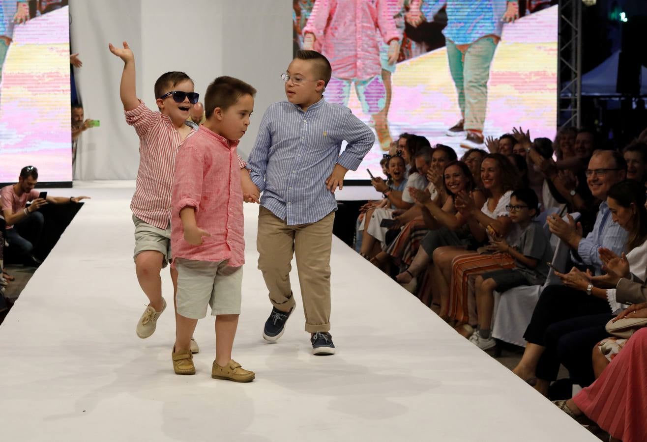 El desfile de Álvaro Moreno con chicos Down de la «Shopping Night» de Córdoba, en imágenes