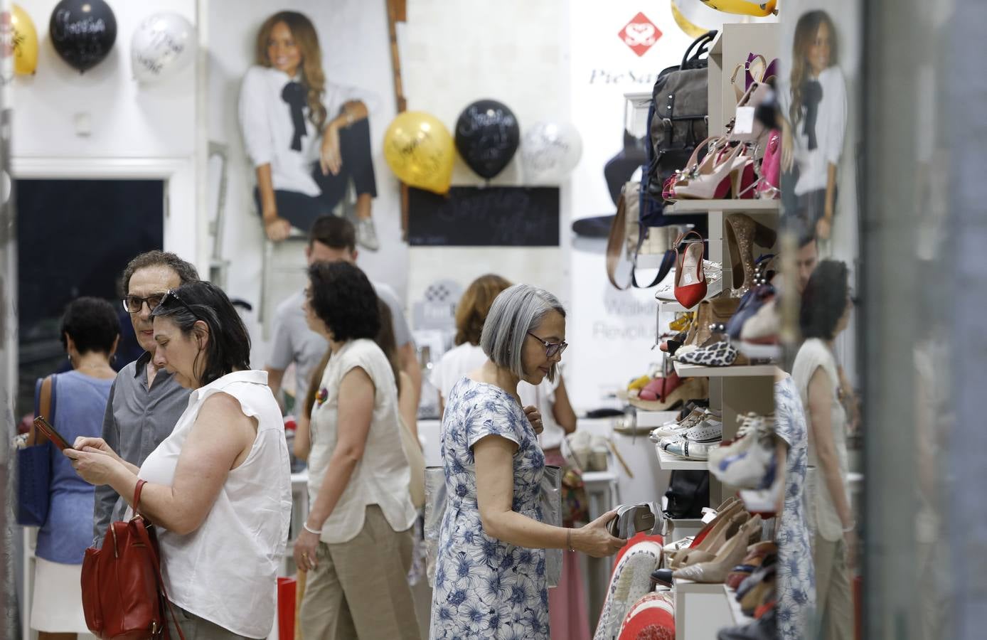 El ambiente de la «Shopping Night» de Córdoba, en imágenes