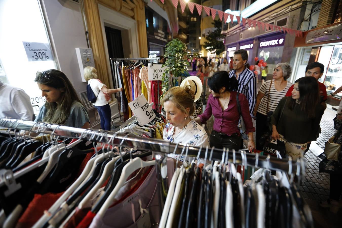 El ambiente de la «Shopping Night» de Córdoba, en imágenes