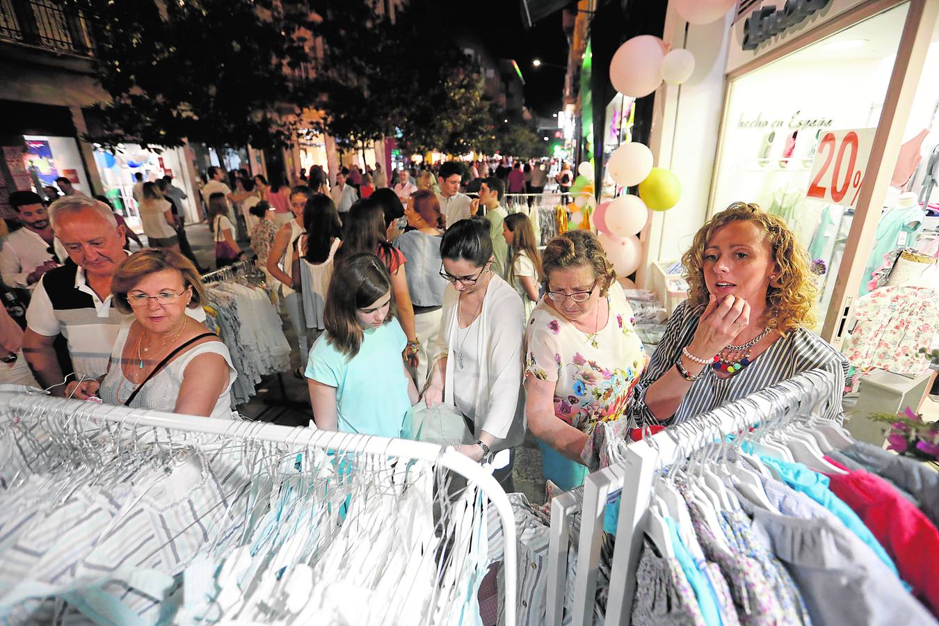 El ambiente de la «Shopping Night» de Córdoba, en imágenes