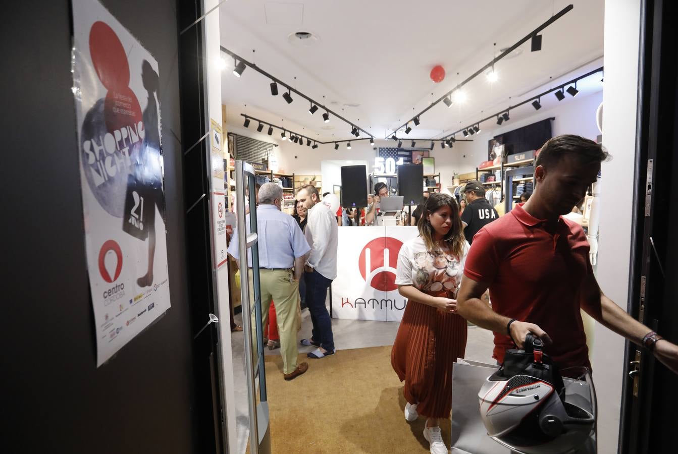 El ambiente de la «Shopping Night» de Córdoba, en imágenes