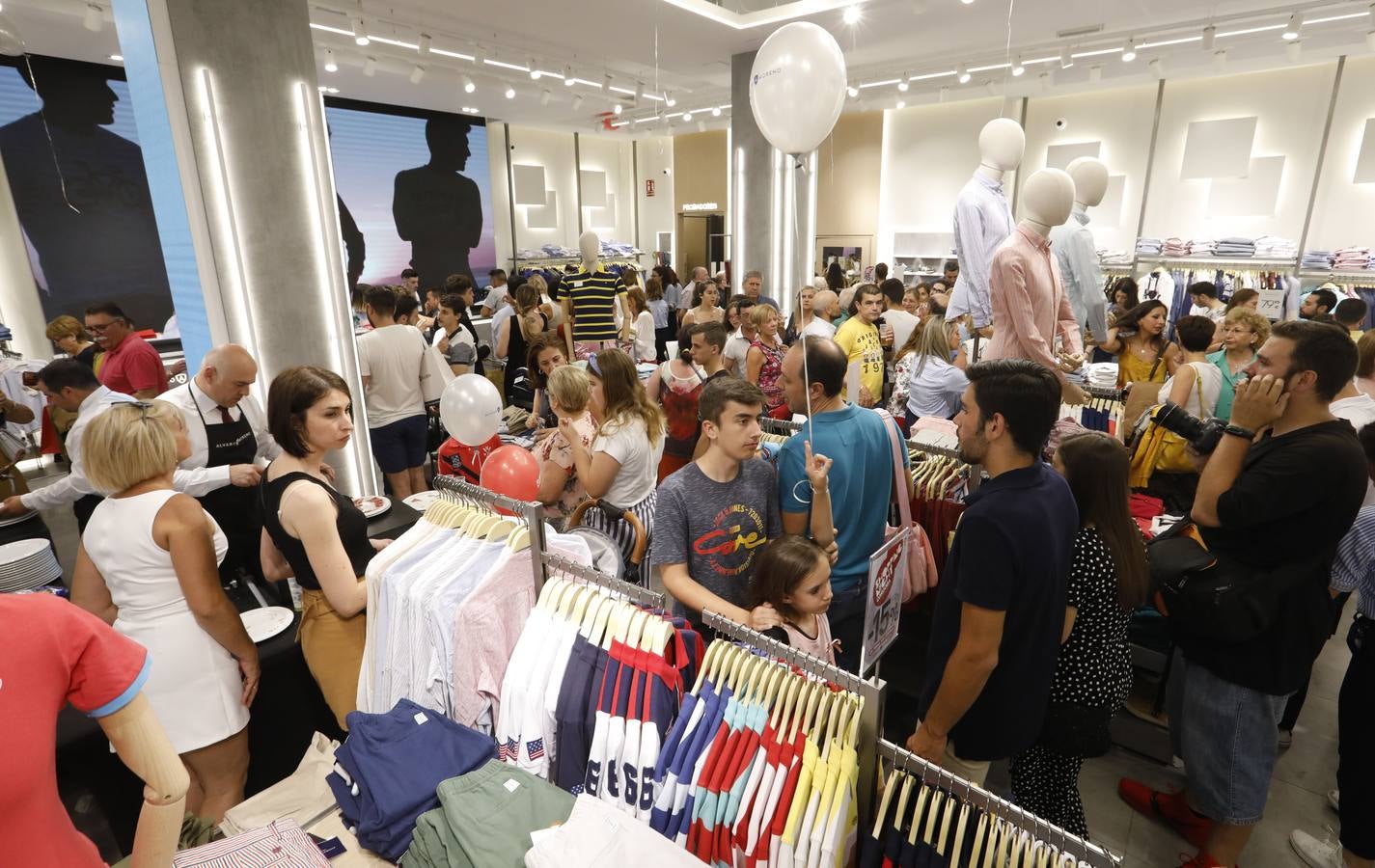 El ambiente de la «Shopping Night» de Córdoba, en imágenes