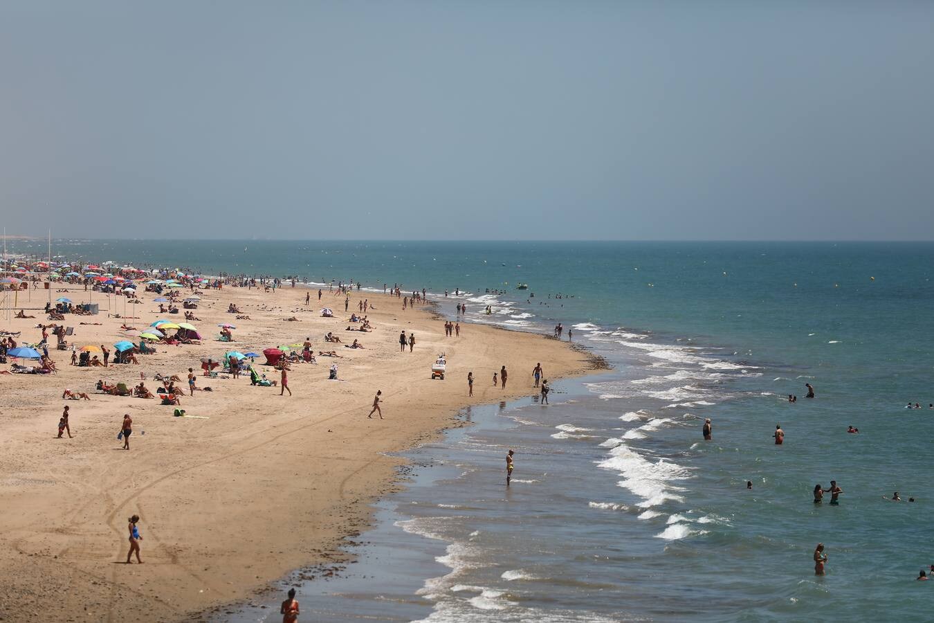 Primer fin de semana de playa veraniego en Cádiz