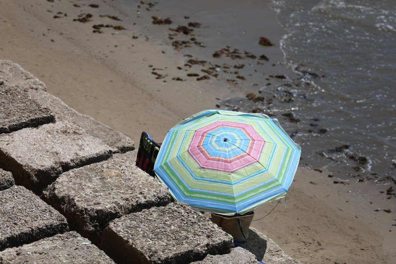 Primer fin de semana de playa veraniego en Cádiz