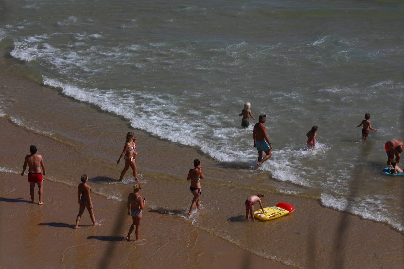 Primer fin de semana de playa veraniego en Cádiz