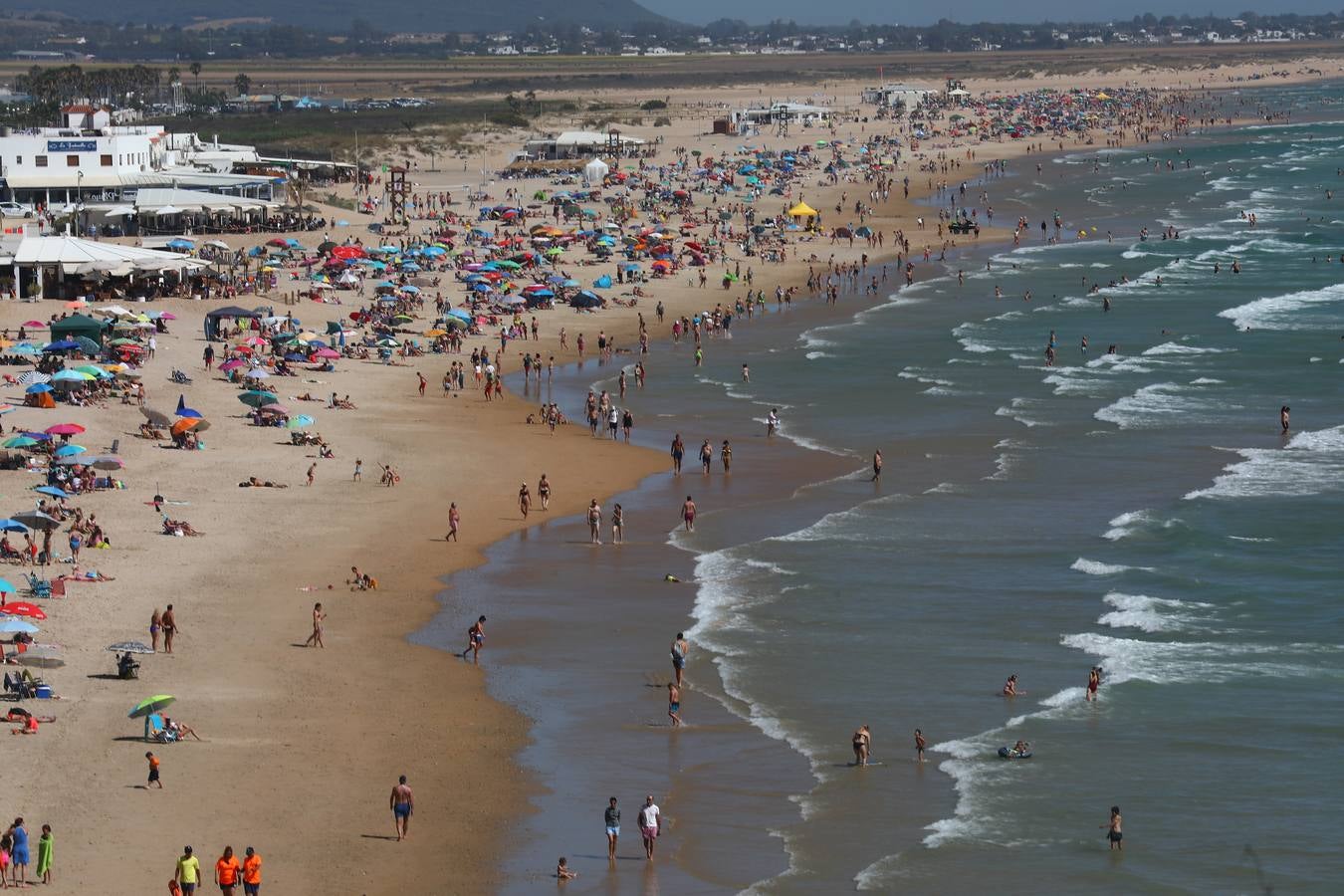 Primer fin de semana de playa veraniego en Cádiz