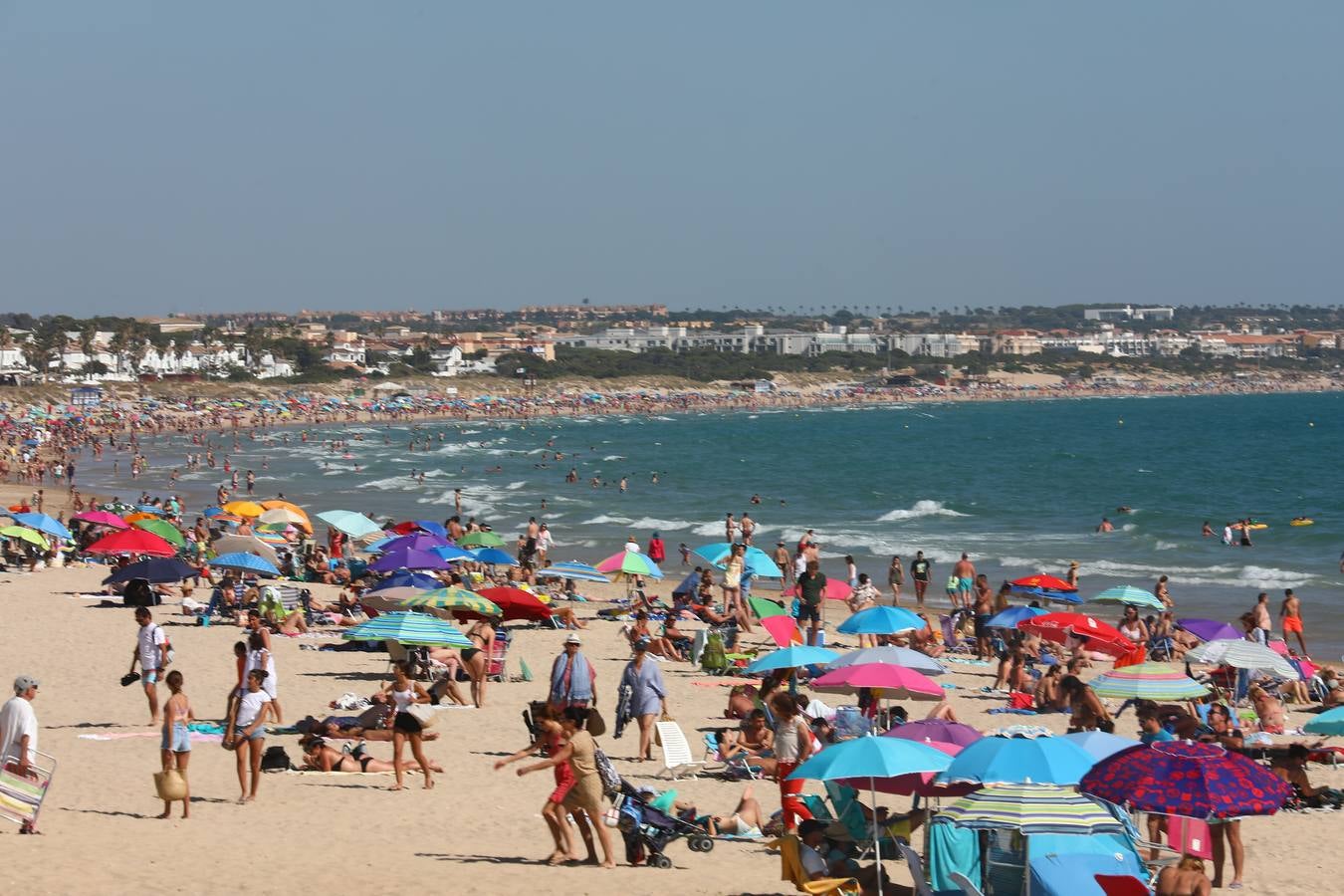 Primer fin de semana de playa veraniego en Cádiz