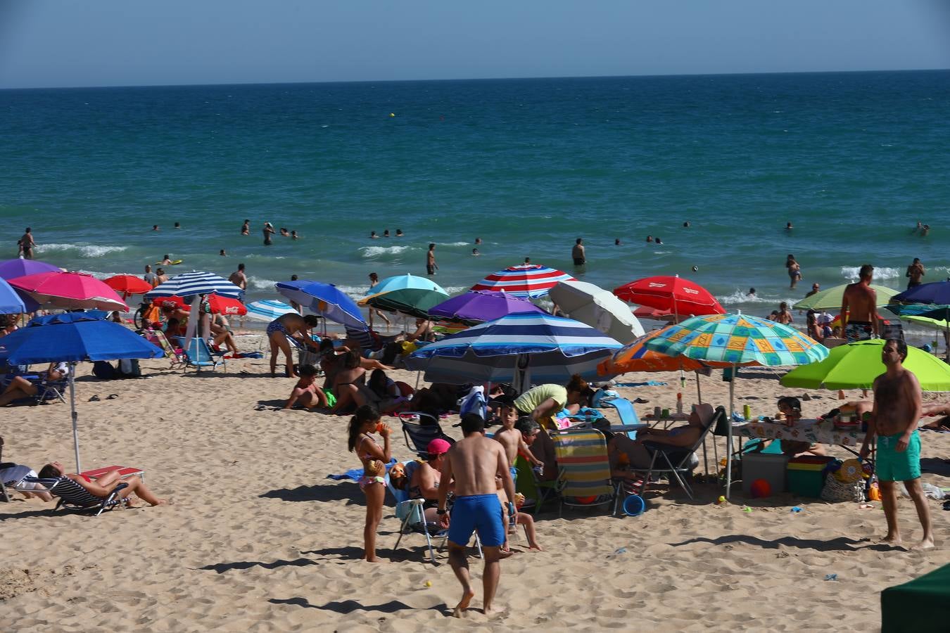 Primer fin de semana de playa veraniego en Cádiz