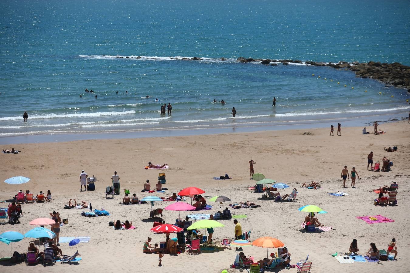 Primer fin de semana de playa veraniego en Cádiz