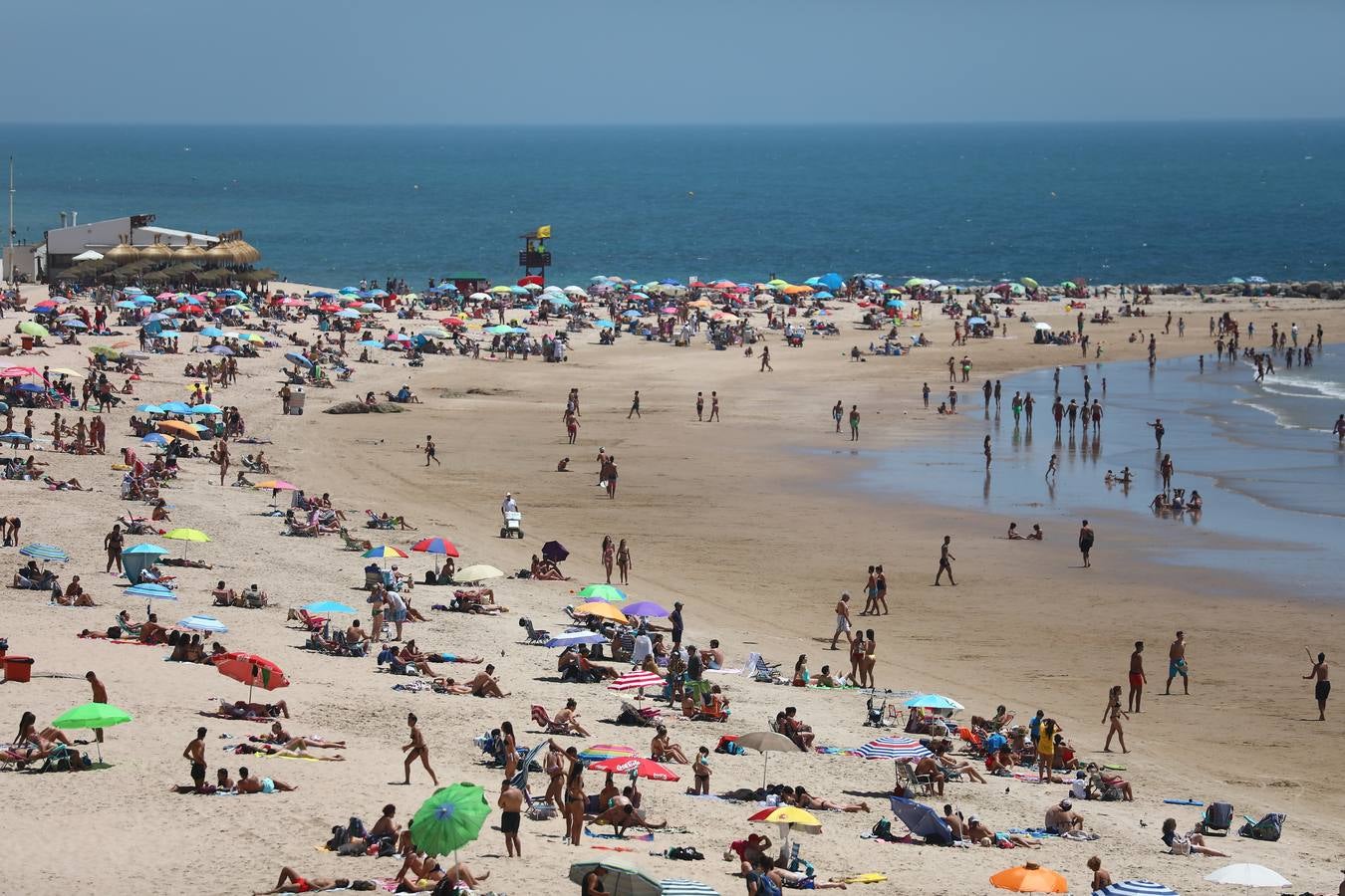 Primer fin de semana de playa veraniego en Cádiz