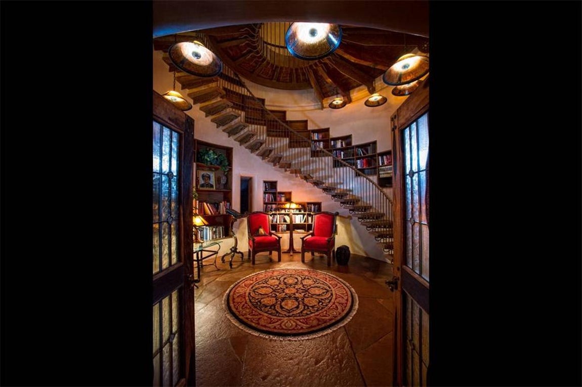 West Creek Ranch. Una escalera de caracol une los cuatro niveles en los que se divide la casa