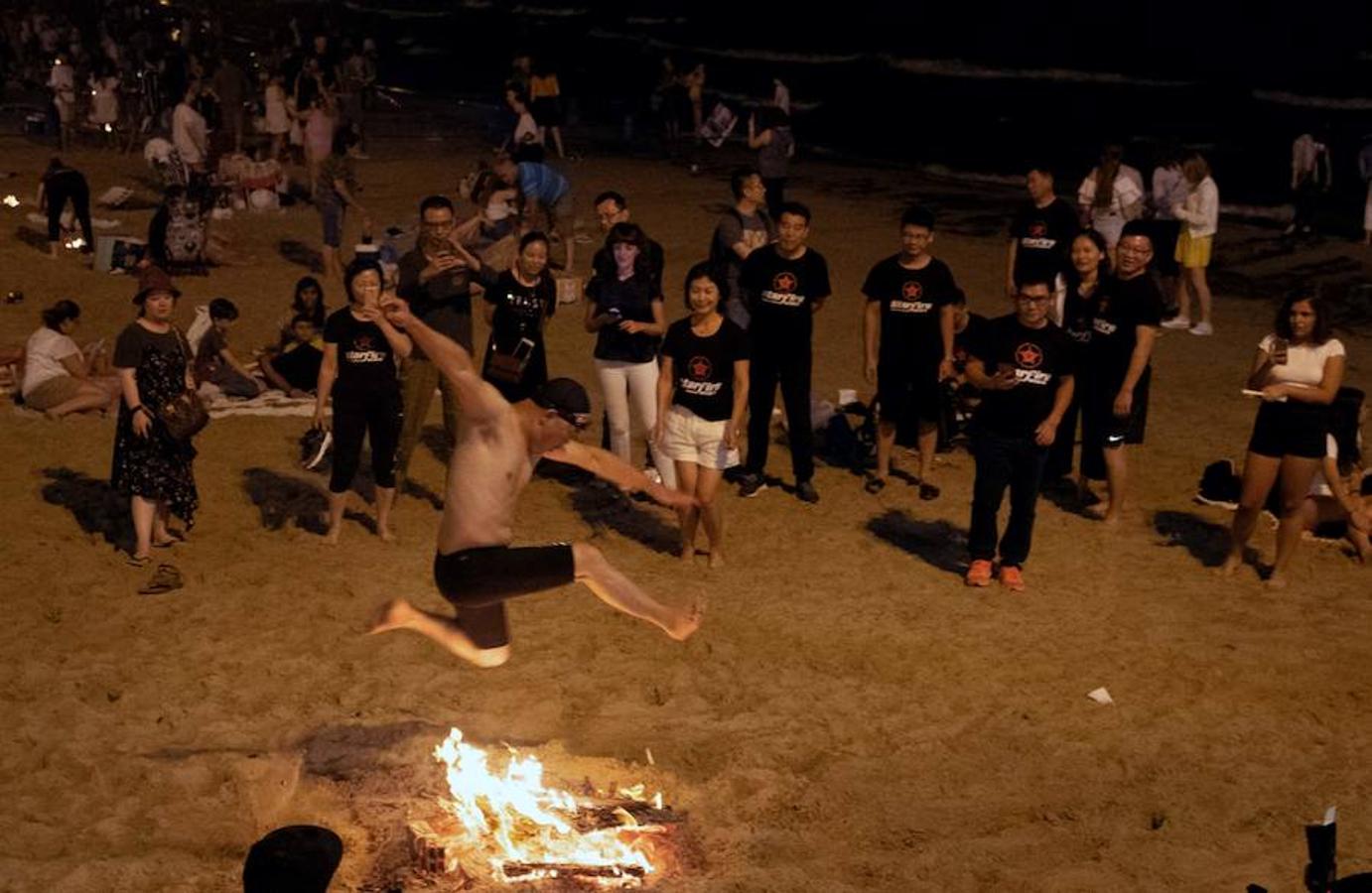 Un hombre salta sobre una hoguera durante las celebraciones anuales de San Juan. 