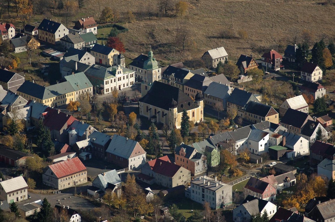 Región de los Montes Metálicos (Alemania y República Checa). La cordillera entre Alemania y la República Checa forma la frontera entre ambos países a lo largo de 150 Km., extendiéndose desde la frontera occidental de Sajonia hasta el río Elba