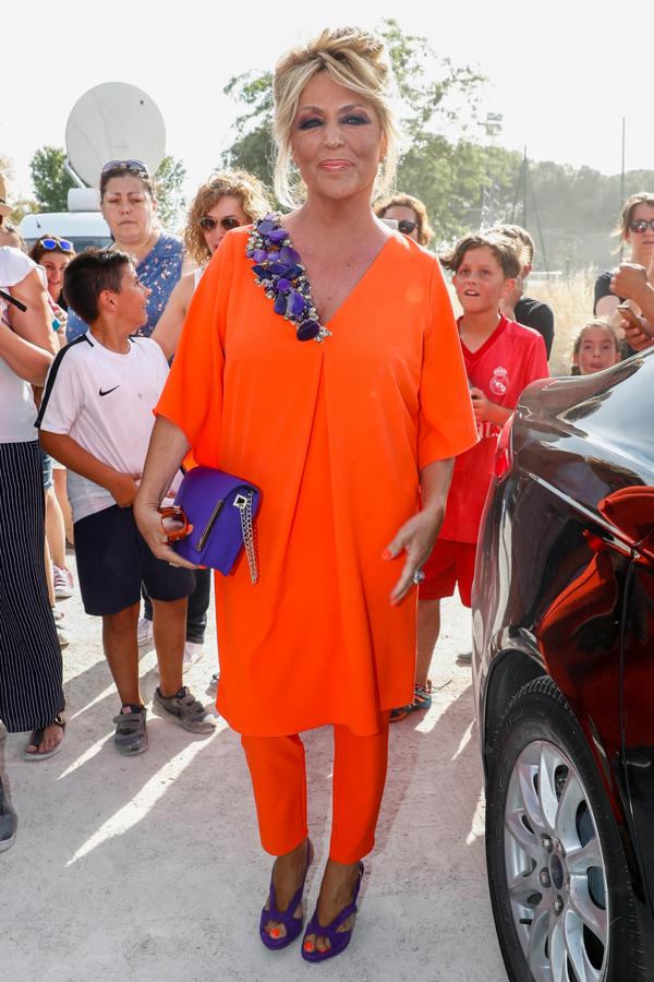 Lydia Lozano. La periodista apostó por vestir de su color favorito, el naranja. Lozano sorprendió con un conjunto de dos piezas: un vestido tipo túnica y unos pantalones., que no ayudaron a resaltar su figura. Además, para rematar el estilismo optó por combinarlos con unos complementos lilas, creando un «look» demasiado extravagante.