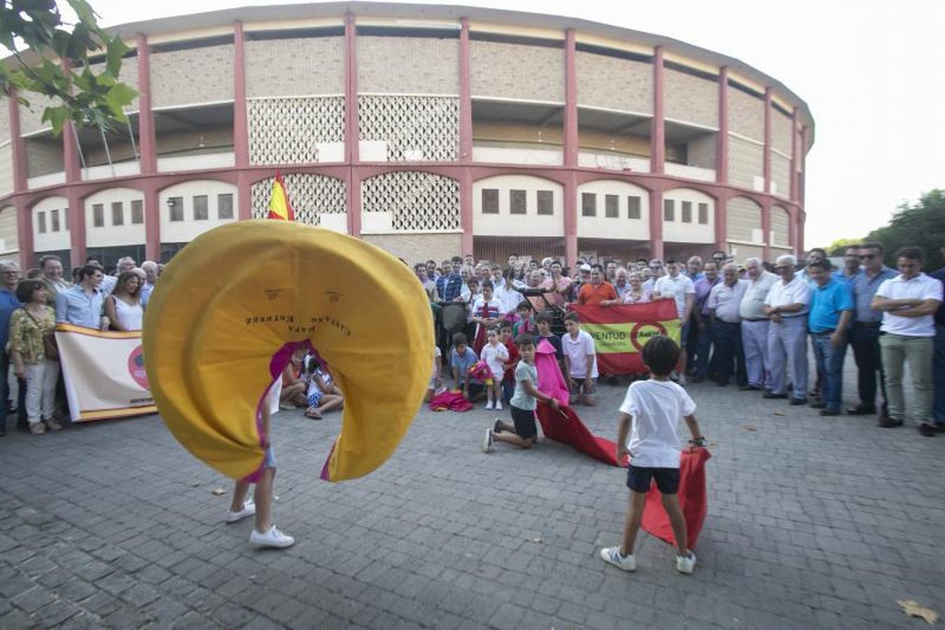 En imágenes, el apoyo a la Escuela Círculo Taurino de Córdoba