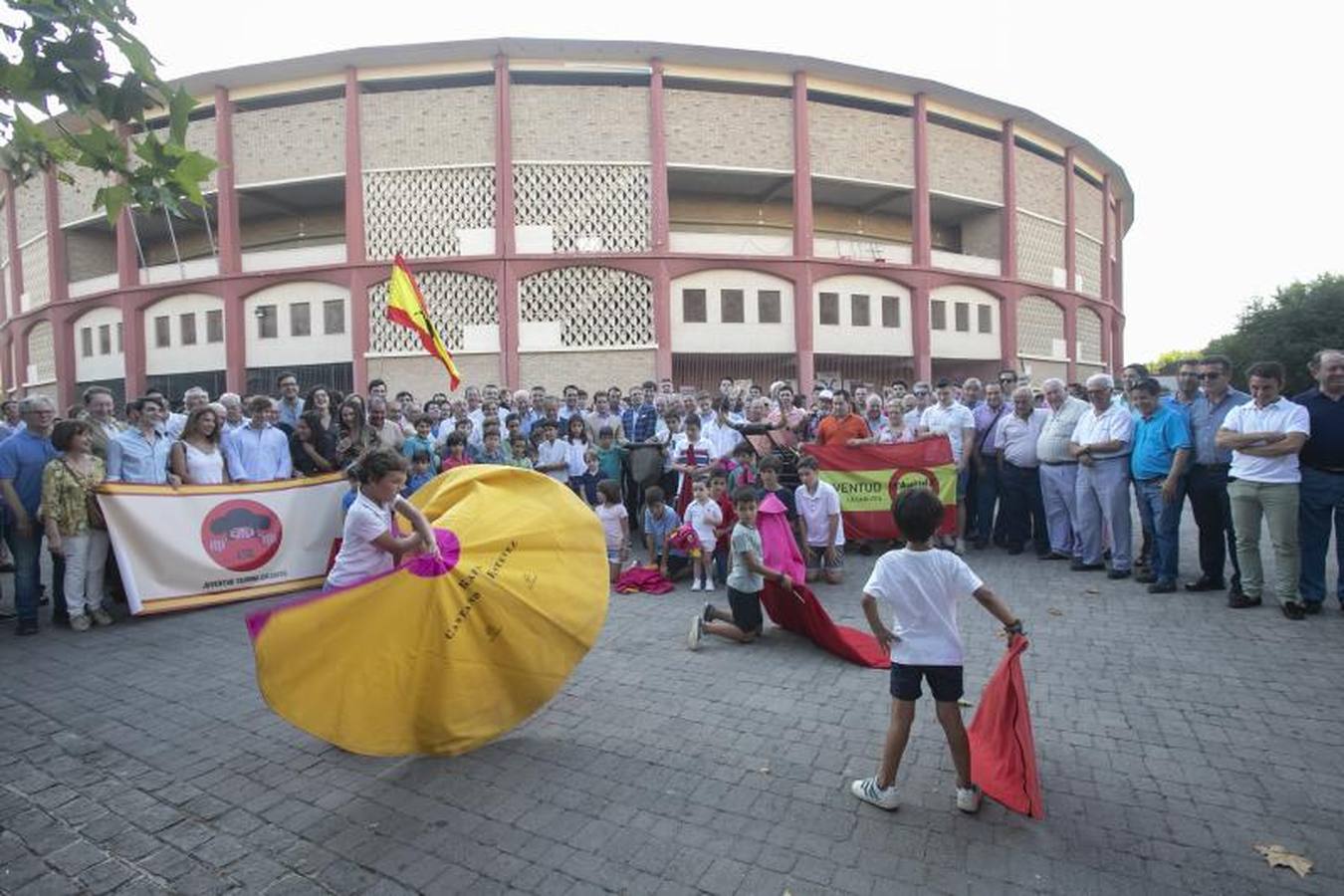 En imágenes, el apoyo a la Escuela Círculo Taurino de Córdoba