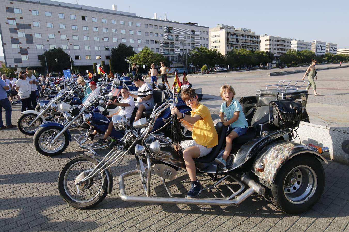 El paseo en moto de jóvenes con síndrome de Down, en imágenes