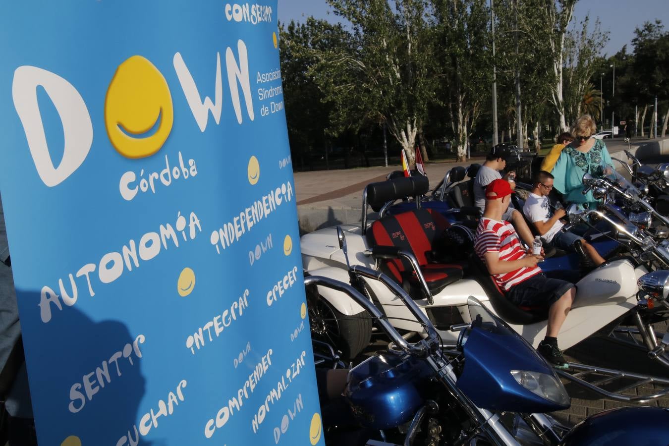 El paseo en moto de jóvenes con síndrome de Down, en imágenes