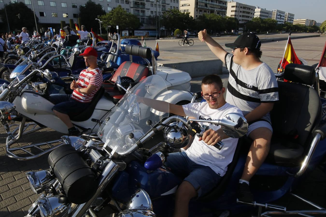 El paseo en moto de jóvenes con síndrome de Down, en imágenes