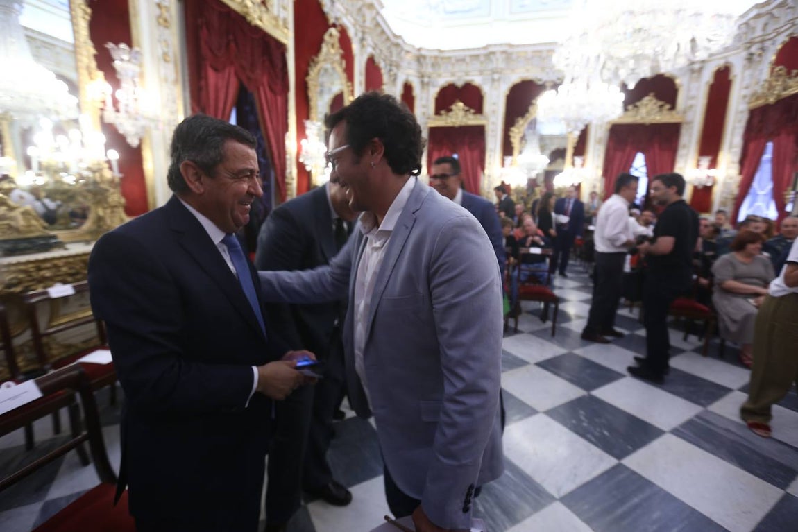 FOTOS: Caras nuevas y rostros conocidos en la Diputación de Cádiz