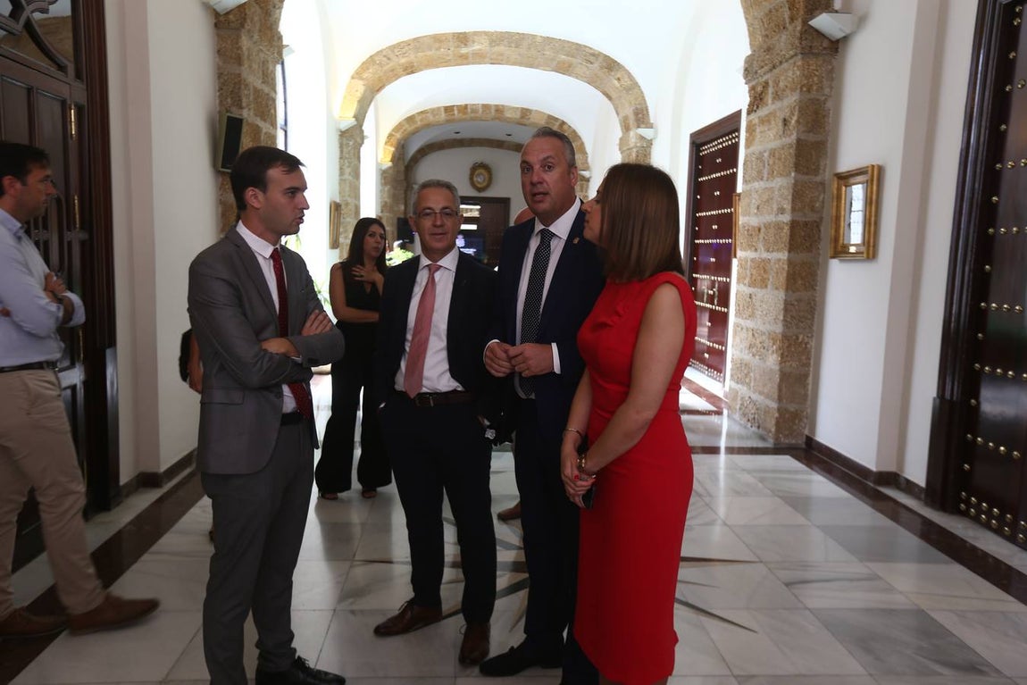 FOTOS: Caras nuevas y rostros conocidos en la Diputación de Cádiz