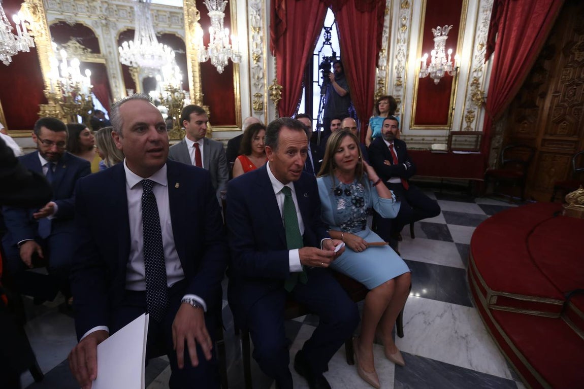 FOTOS: Caras nuevas y rostros conocidos en la Diputación de Cádiz