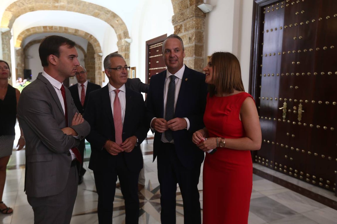 FOTOS: Caras nuevas y rostros conocidos en la Diputación de Cádiz