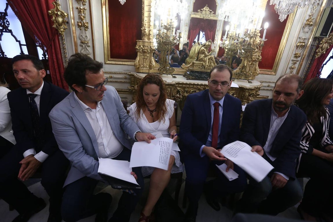 FOTOS: Caras nuevas y rostros conocidos en la Diputación de Cádiz