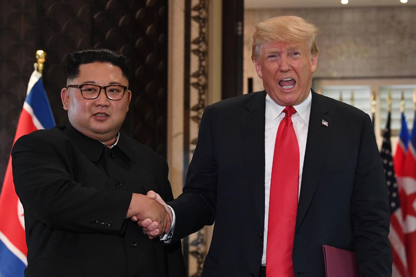 El presidente de los Estados Unidos y el líder de Corea del Norte, Kim Jong Un, se dan la mano después de una ceremonia de firma durante su histórica cumbre entre los Estados Unidos y Corea del Norte, en el Hotel Capella en la isla de Sentosa en Singapur el 12 de junio de 2018. Se trataba de la primera reunión de los líderes estadounidenses y norcoreanos en donde se dieron la mano y negociaron para poner fin a su enfrentamiento nuclear.. 