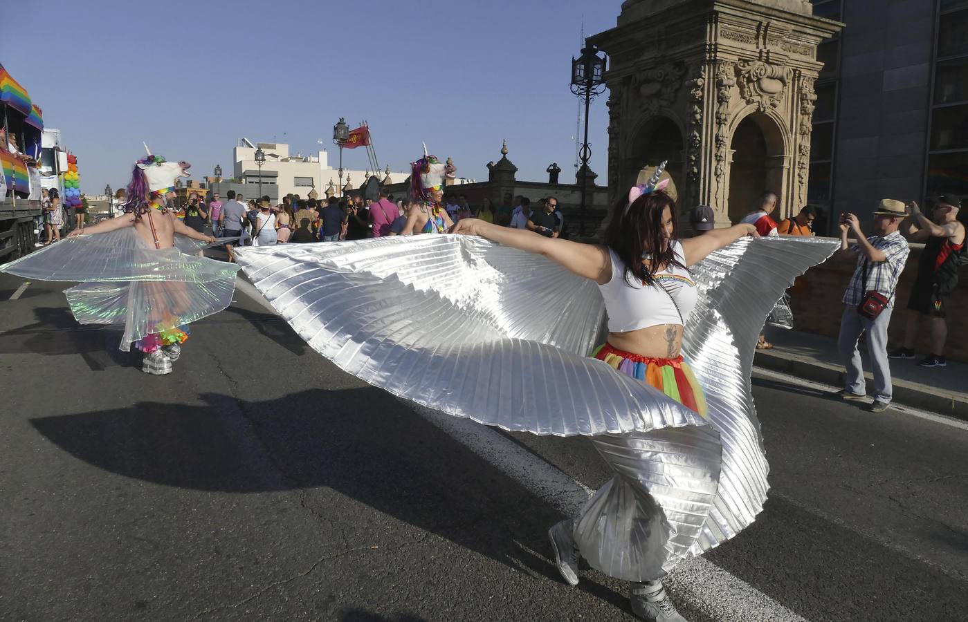 En imágenes, la cabalgata del orgullo LGTBI en Sevilla