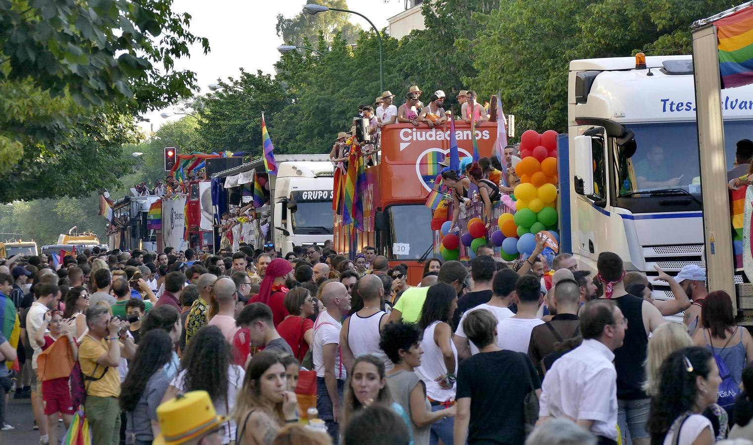 En imágenes, la cabalgata del orgullo LGTBI en Sevilla