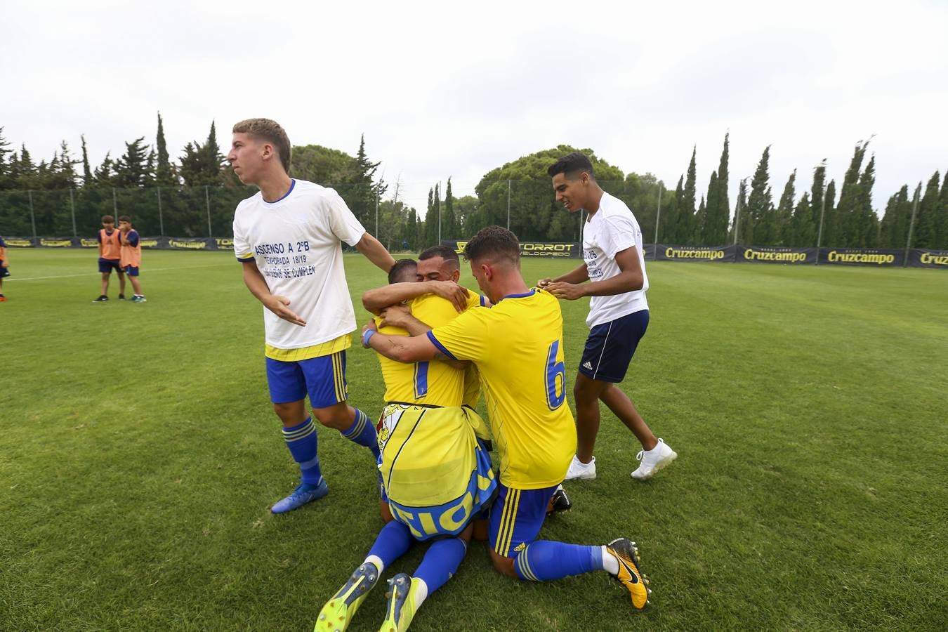 La celebración del histórico ascenso del Cádiz B, en imágenes