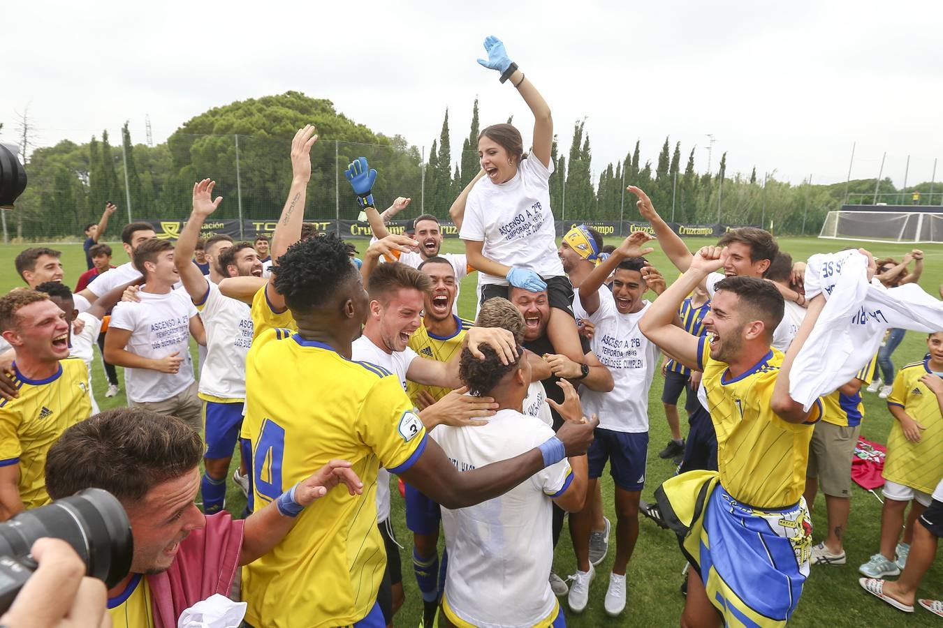 La celebración del histórico ascenso del Cádiz B, en imágenes