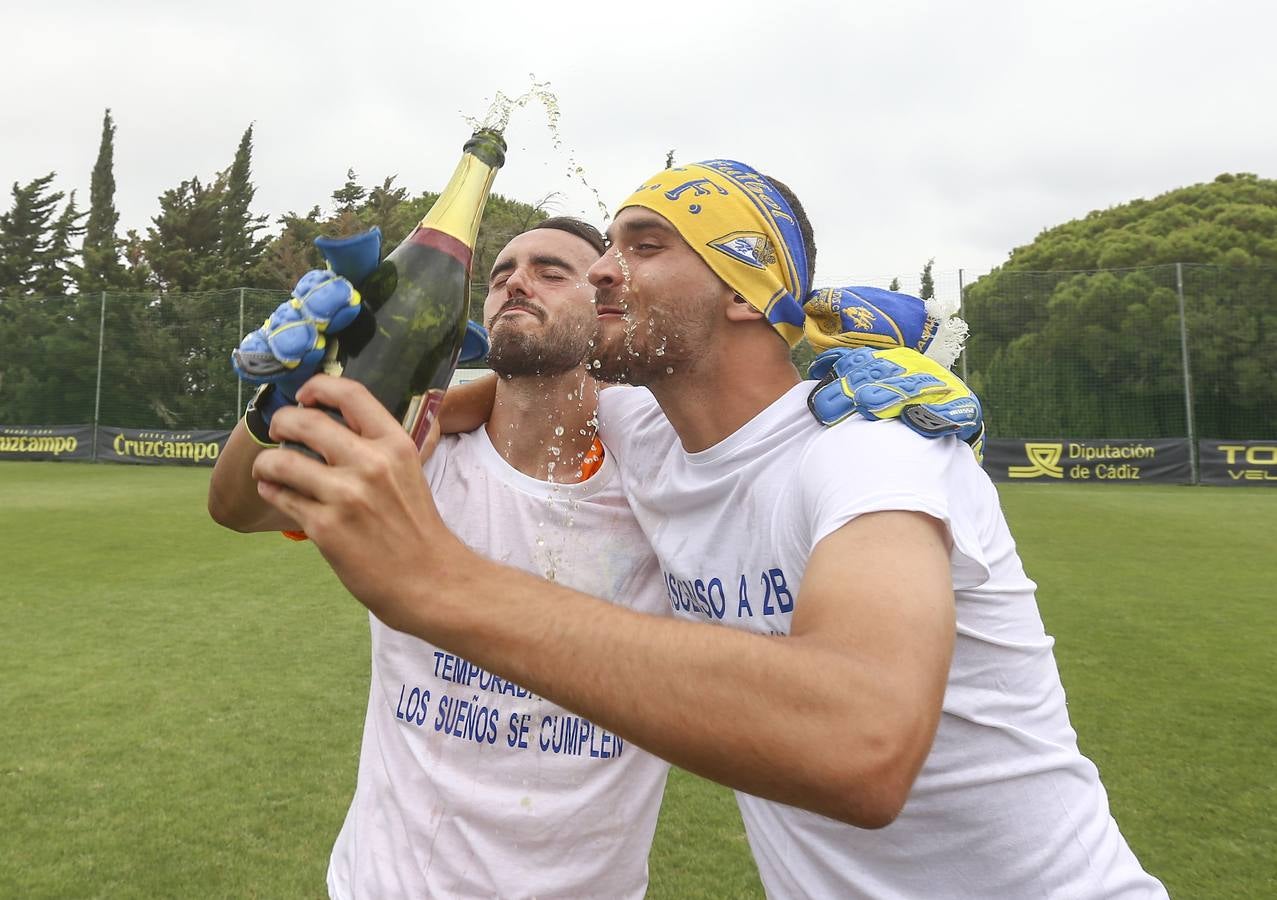 La celebración del histórico ascenso del Cádiz B, en imágenes