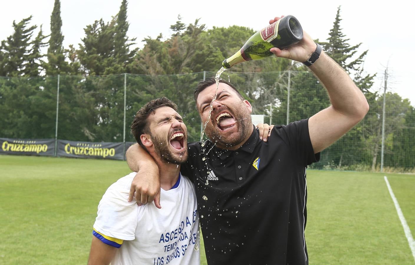 La celebración del histórico ascenso del Cádiz B, en imágenes