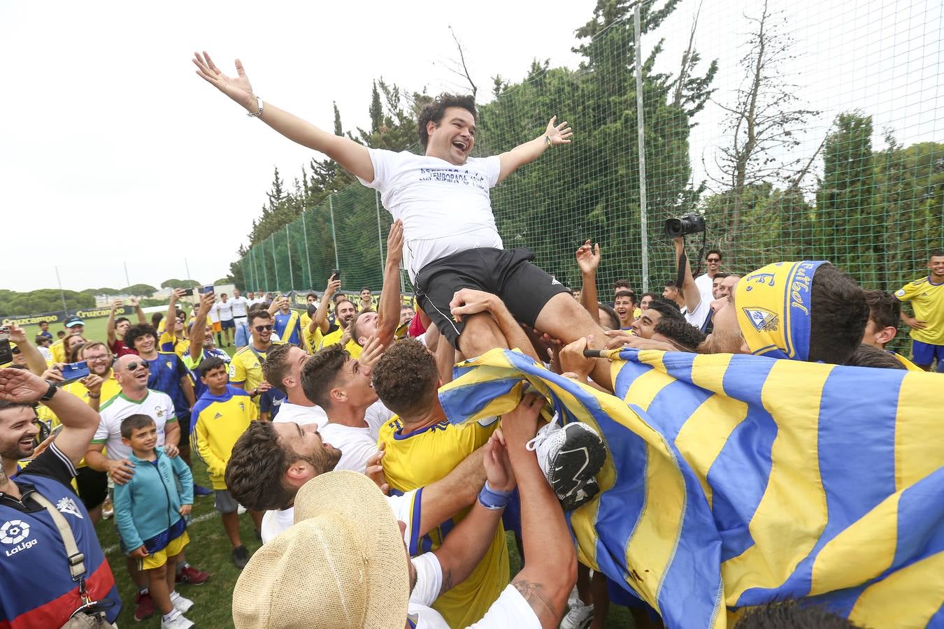 La celebración del histórico ascenso del Cádiz B, en imágenes