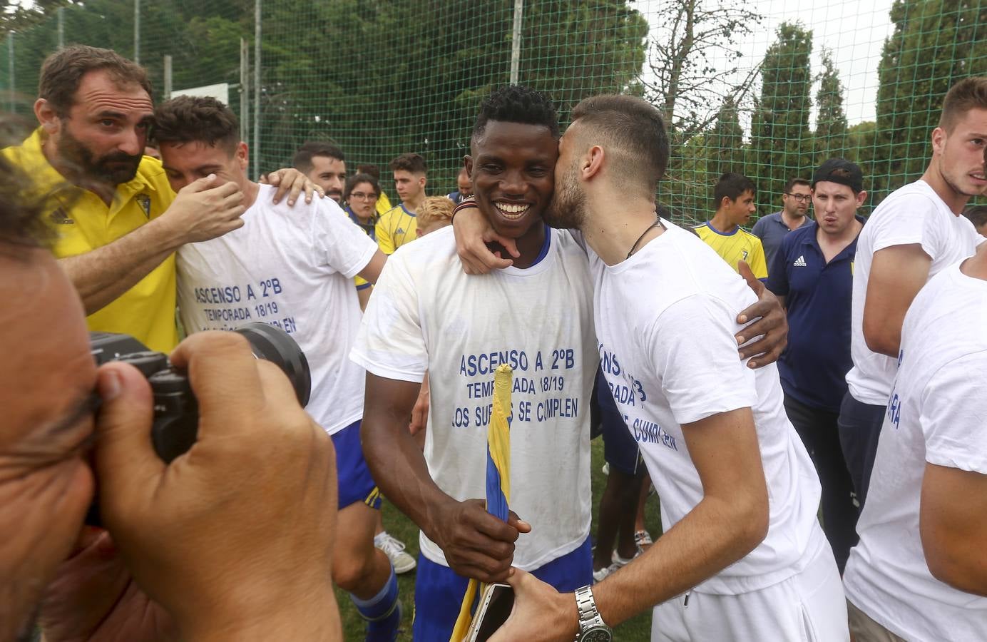 La celebración del histórico ascenso del Cádiz B, en imágenes