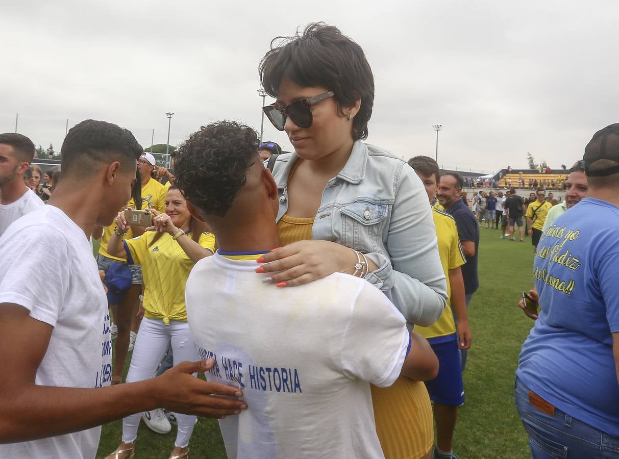 La celebración del histórico ascenso del Cádiz B, en imágenes