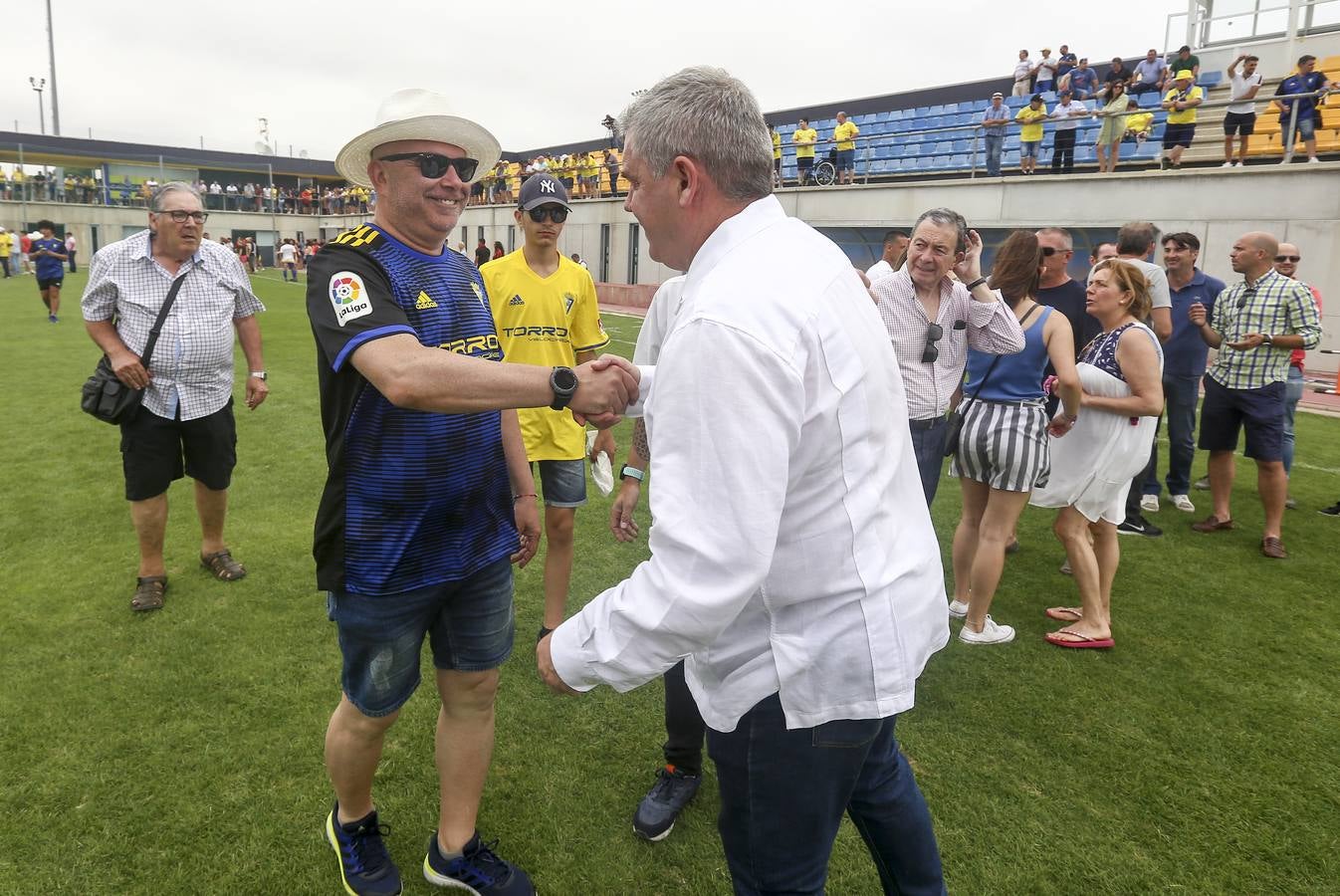 La celebración del histórico ascenso del Cádiz B, en imágenes