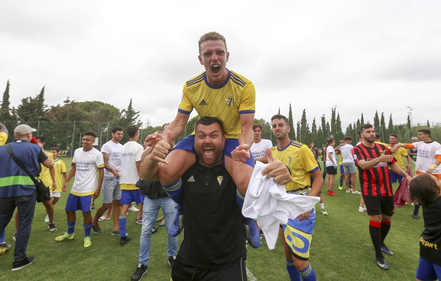 La celebración del histórico ascenso del Cádiz B, en imágenes