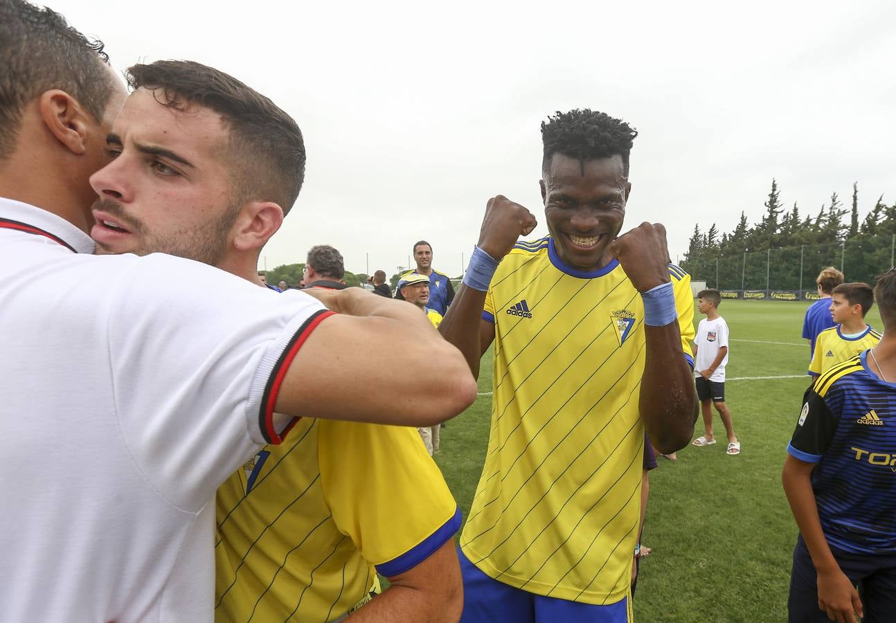 La celebración del histórico ascenso del Cádiz B, en imágenes