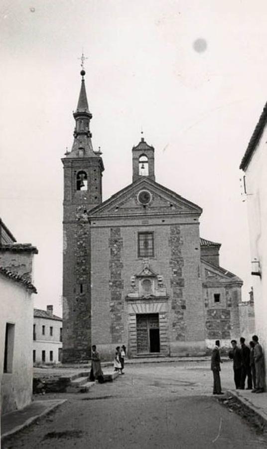 El descubrimiento de unos huesos en «El Ventorrillo», en 1914, generó gran inquietud entre los vecinos de Burguillos (Iglesia parroquial de Santa María Magdalena. Foto, Archivo Diputación Provincial. 