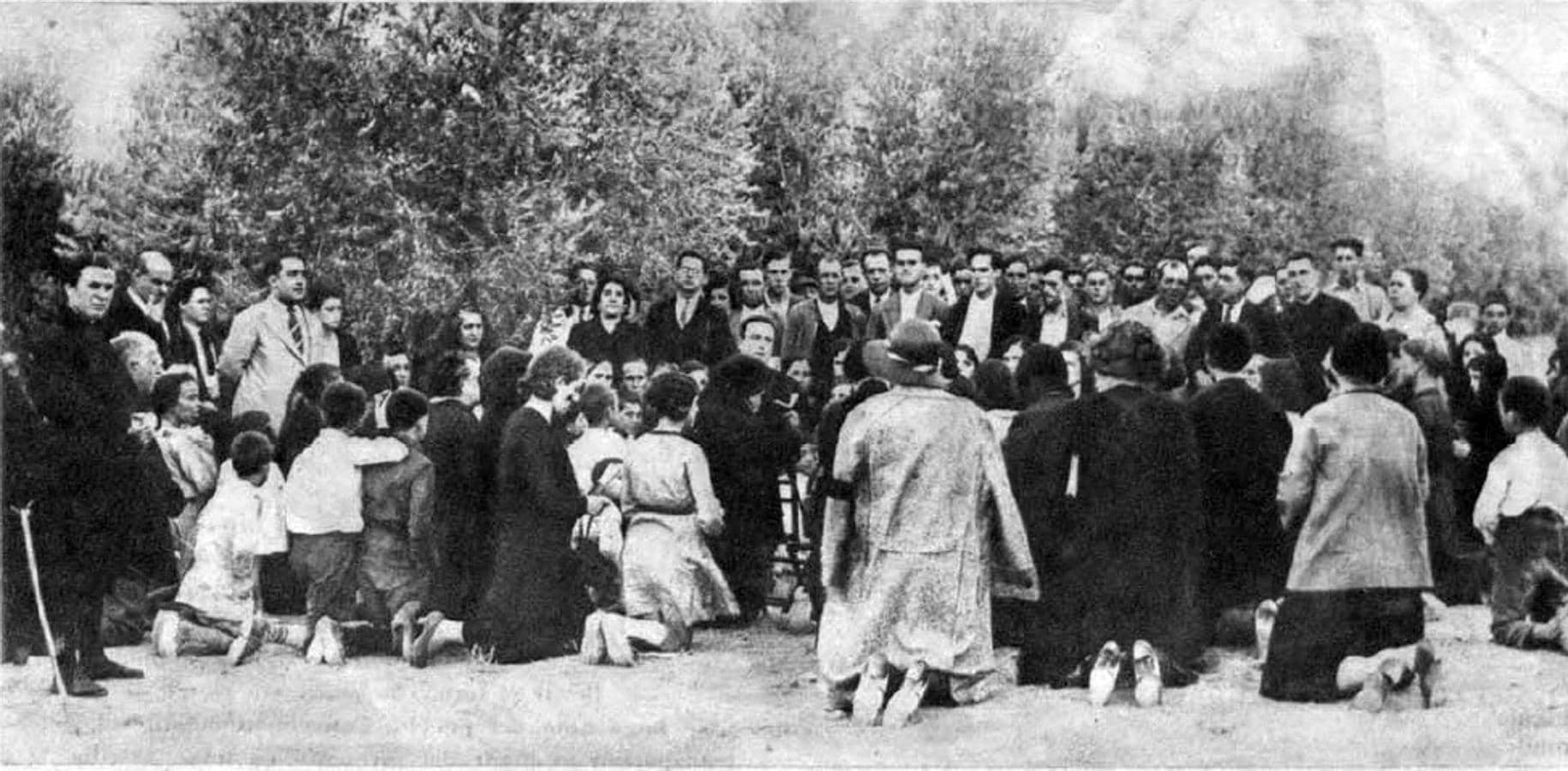 Durante varias semanas, numerosas personas llegadas de toda España se congregaron en el olivar a la espera de las apariciones (Foto, Contreras y Vilaseca, «Ahora». 