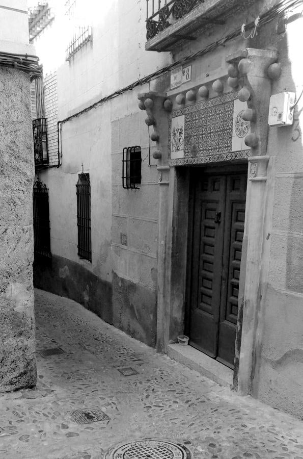 Aguadores en el Cobertizo de San Miguel, en las inmediaciones de dónde la leyenda dice se encontraba la «Casa del Duende» cuya moradora, una vieja arpía, tenía aterrorizado al vecindario (Foto, Linares. Colección Alba, AMT). 