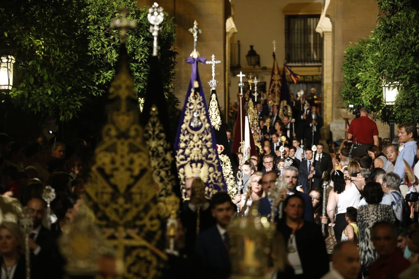 La histórica procesión del Sagrado Corazón, la Virgen de los Dolores y San Rafael por Córdoba, en imágenes