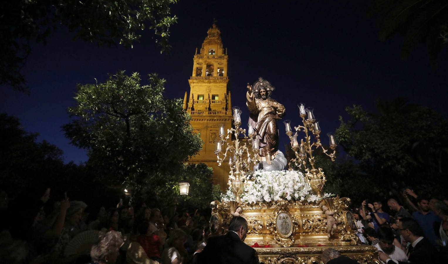 La histórica procesión del Sagrado Corazón, la Virgen de los Dolores y San Rafael por Córdoba, en imágenes