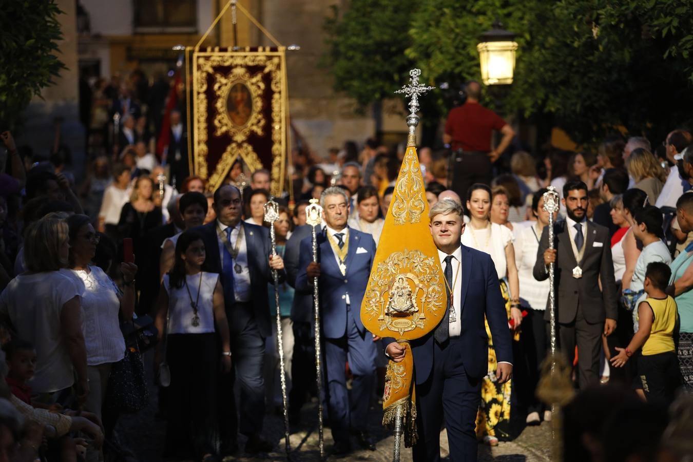 La histórica procesión del Sagrado Corazón, la Virgen de los Dolores y San Rafael por Córdoba, en imágenes