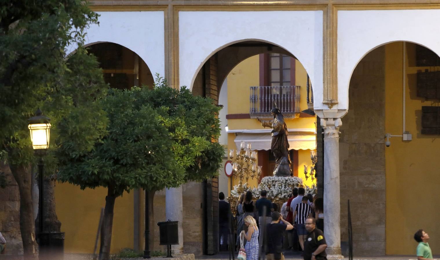 La histórica procesión del Sagrado Corazón, la Virgen de los Dolores y San Rafael por Córdoba, en imágenes